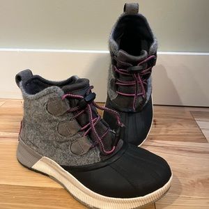 Sorel Out N’ About Youth Size 4
